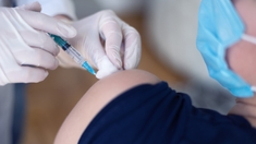 Non, les vaccins anti-Covid ne favorisent pas l’apparition de "turbo-cancers" du sein