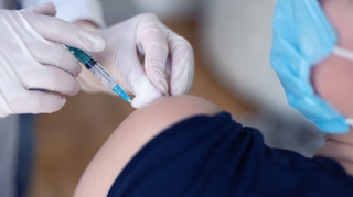 Non, les vaccins anti-Covid ne favorisent pas l’apparition de "turbo-cancers" du sein