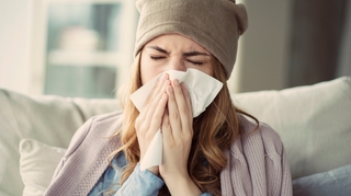 Nez bouché et nez qui coule : comment se débarrasser du mucus ?