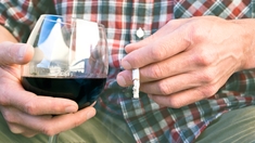 Non, un verre de vin par jour ne protège pas du cancer