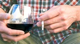 Non, un verre de vin par jour ne protège pas du cancer