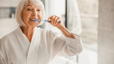 Dents, gencives : quand la bouche vieillit