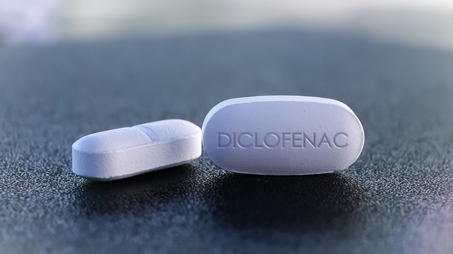 En comprimés, le Diclofénac est utilisé contre les douleurs liées à l'arthrose, aux rhumatismes, aux lombalgies ou encore aux arthrites.