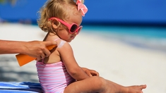 Des composants dangereux dans les crèmes solaires pour enfants