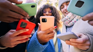 Selfite, text neck, nomophobie… quand les smartphones nous rendent malades