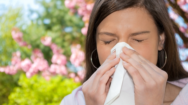 Au printemps, il est parfois compliqué de distinguer une allergie aux pollens d'un rhume.