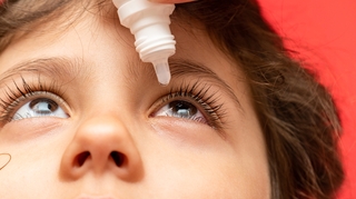 Collyres pour les yeux : alerte sur des effets graves chez les enfants