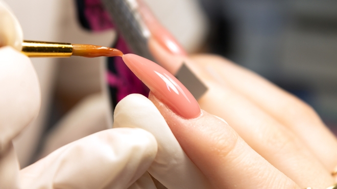 Des soins pour les ongles éphémères, mais des effets néfastes pour la santé à long terme