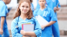 Etudiants à l'hôpital : c'est quoi, le Contrat d'Allocation d'Études ?
