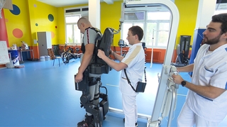 Quand des patients paraplégiques remarchent grâce à un exosquelette
