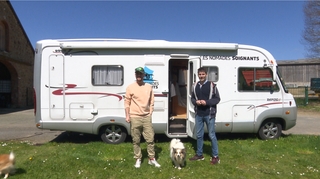 À la rencontre de deux aides-soignants nomades qui sillonnent la France en camping-car