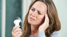 Ménopause : bientôt un traitement sans hormones contre les bouffées de chaleur ?
