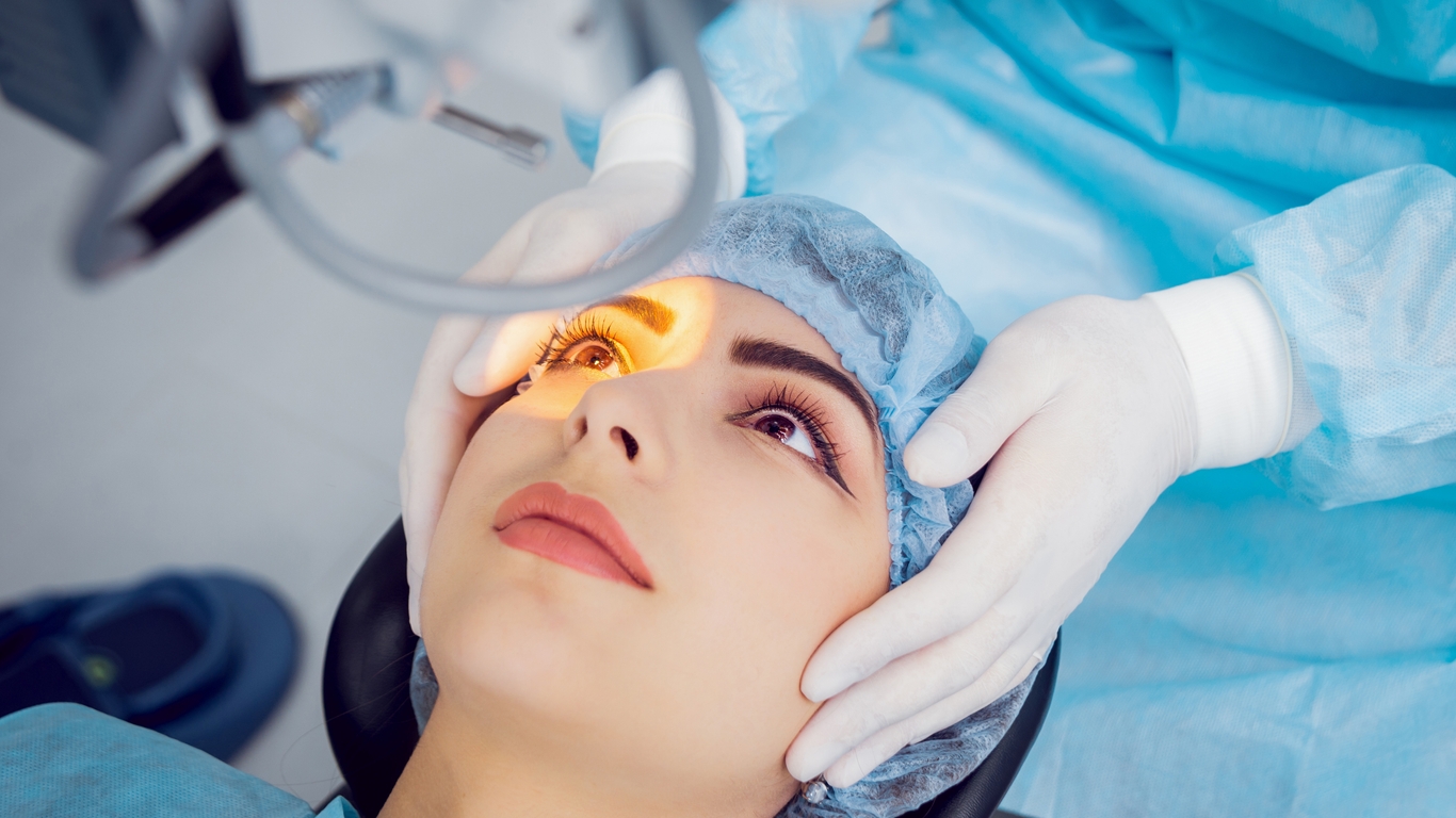How is cataract surgery performed?