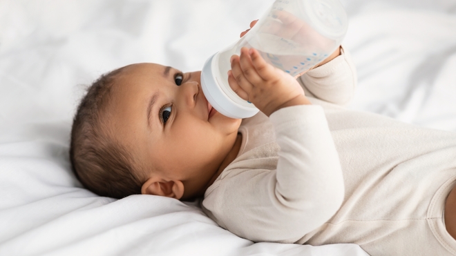 Peut-on donner de l'eau à un bébé de moins de 6 mois ? 