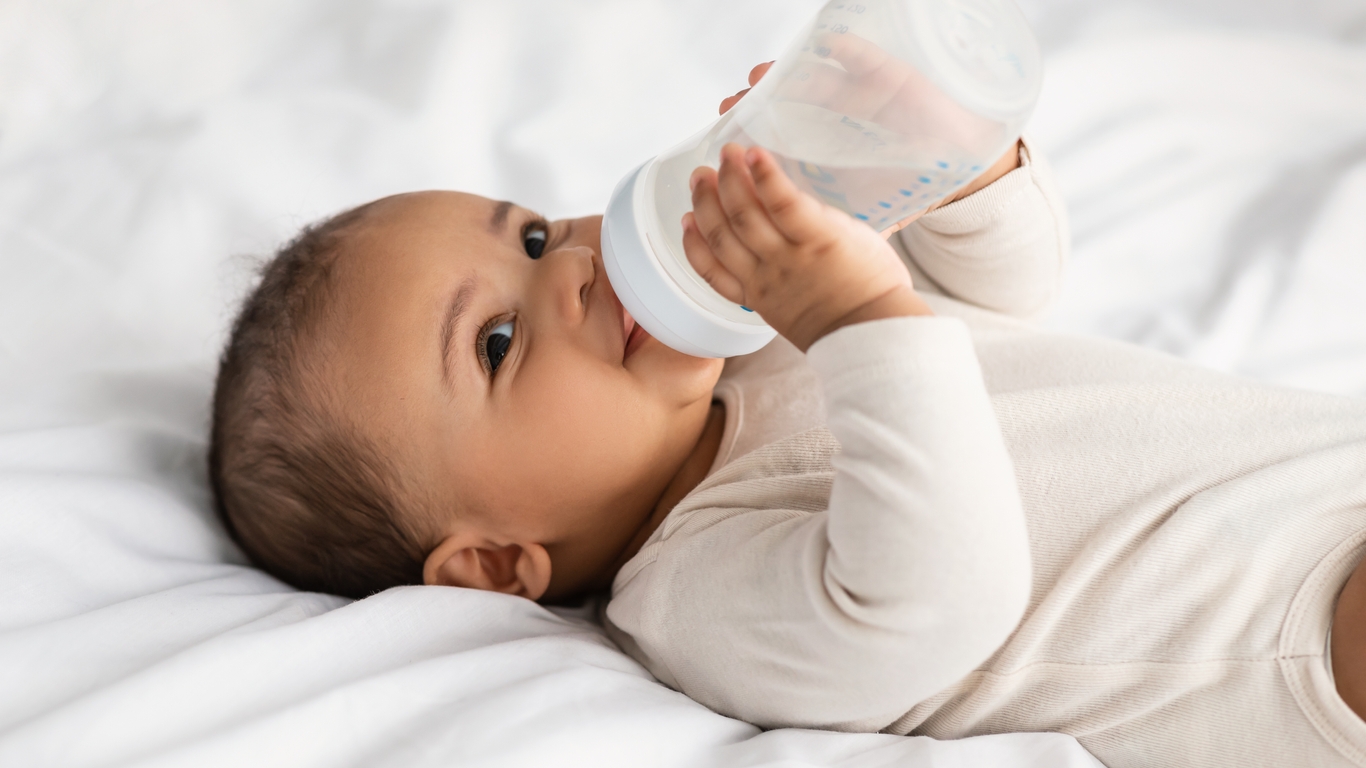 Peut-on donner de l'eau à un bébé de moins de 6 mois ? - AlloDocteurs