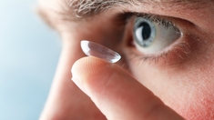 Des lentilles de contact contaminées par des produits chimiques cancérogènes