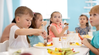 Les enfants mangent deux fois trop de protéines animales selon Greenpeace