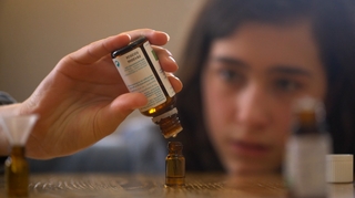 Enquête de Santé : Aromathérapie, des huiles vraiment essentielles ?