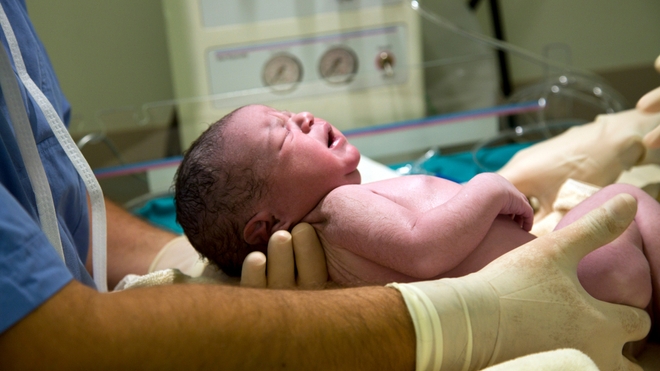 Les scientifiques ont oint 32 nourrissons nés par césarienne avec une gaze imbibée de liquide vaginal
