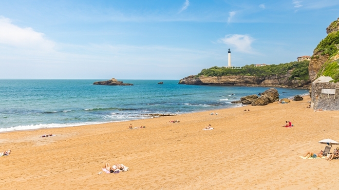 La plage de Biarritz, sur la côte basque, est concernée par la prolifération des algues toxiques.