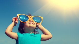 Comment bien choisir les lunettes de soleil des enfants ?