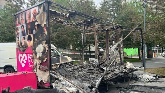 Le bus du collectif Agir pour le coeur des femmes au lendemain de l'incendie