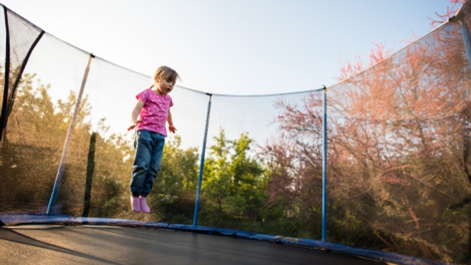 L'usage des trampolines privés expose à un risque de commotions cérébrales, de fractures des bras er de blessures. 