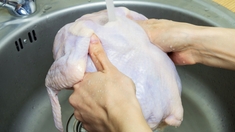 Il ne faut surtout pas laver son poulet avant de le cuire, voici pourquoi !