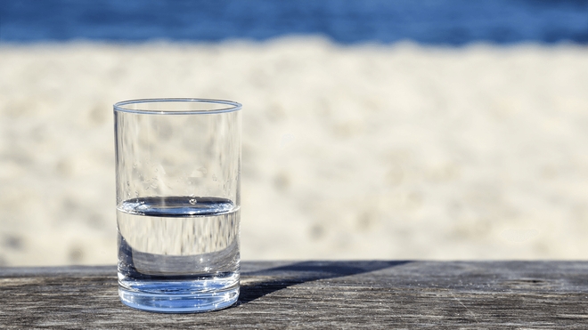 Pour éviter une insolation, buvez un verre d'eau plutôt que de vous le mettre sur la tête !