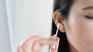On vous explique pourquoi les cotons-tiges sont dangereux pour vos oreilles