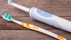 Brosse à dents électrique ou manuelle, laquelle choisir ?