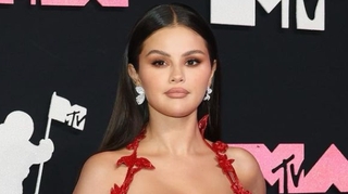 Lupus : pourquoi le visage de Selena Gomez est-il bouffi ?