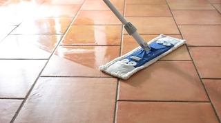 Comment laver efficacement votre sol sans vous intoxiquer