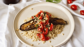 Un dîner anti-inflammatoire : quinoa aux courgettes et condiment de tomates