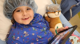 Après une opération, une fillette de 6 ans vit avec une moitié de cerveau
