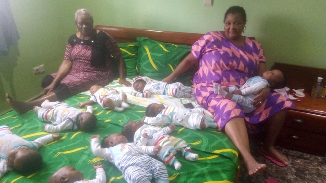 Anthonia Madu aux côtés de sa belle-mère et ses 9 nouveaux-nés 