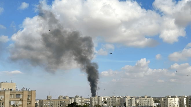 BIÈRE SHEVA, ISRAËL - 7 OCTOBRE 2023 : Une colonne de fumée sur le site d'une roquette du Hamas tombée de la bande de Gaza