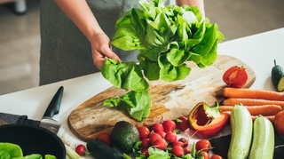 Salade et légumes : faut-il toujours les manger en début de repas ?