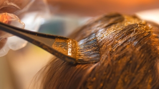 Henné, poudre d'indigo : quels sont les risques des colorations naturelles des cheveux ?