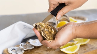 Huîtres Fraîches Maintenue Ouverte Avec Un Couteau À Huîtres Dans