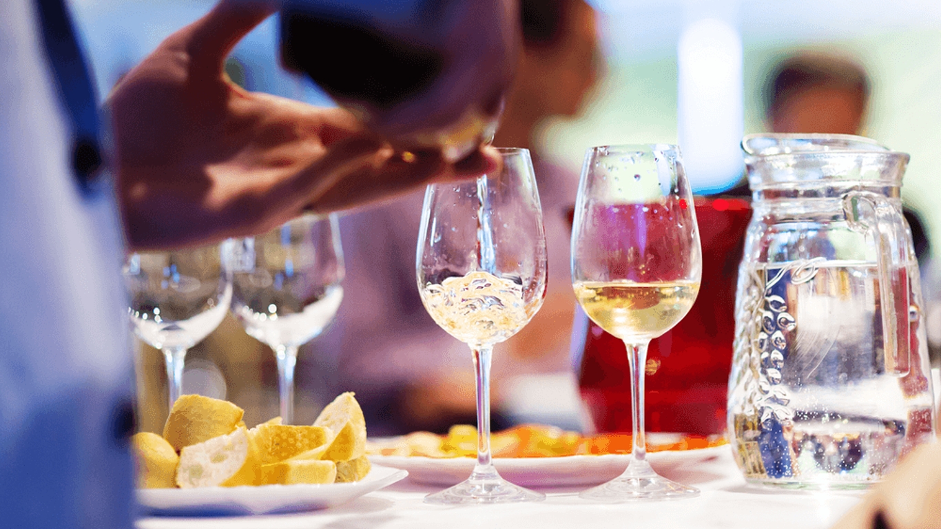 Faut-il boire un verre d'eau entre chaque verre d'alcool