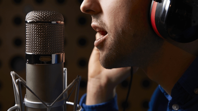Les hommes ont la voix plus grave que les femmes à cause de la longueur de leurs cordes vocales