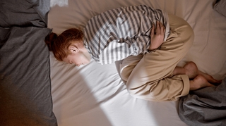 Une indigestion vous empêche de trouver le sommeil ? Dormez du côté gauche !