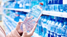 L'eau en bouteille contient 100 fois plus de particules de plastique qu’on ne le pensait