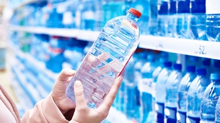 L'eau en bouteille contient 100 fois plus de particules de plastique qu’on ne le pensait