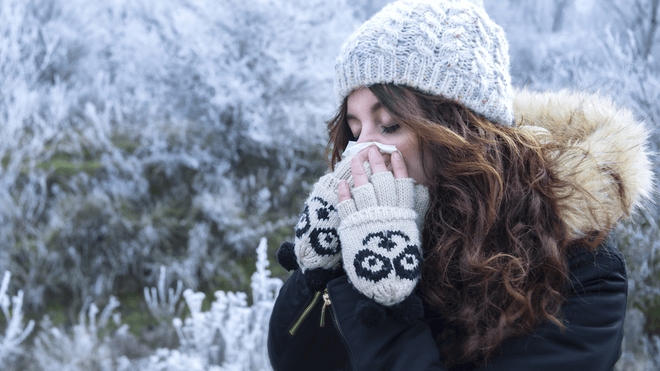 Non, vous ne risquez pas d'attraper un simple rhume en ne vous couvrant pas cet hiver !