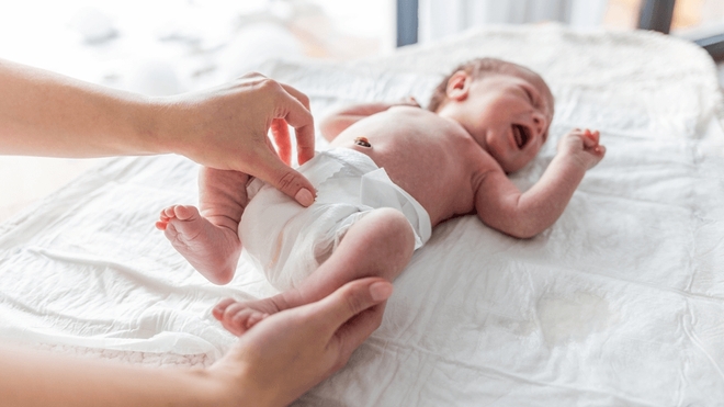 Les règles du nourrisson sont un symptôme de la crise génitale du nouveau-né