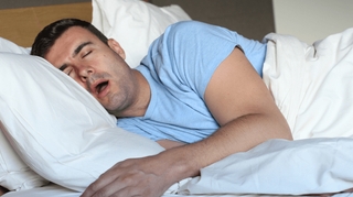 Comment faire pour arrêter de baver la nuit en dormant ?