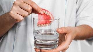 Prothèse dentaire : la pâte fixatrice, nocive pour la santé ?