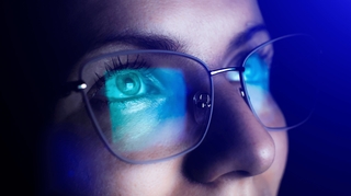 La lumière bleue est-elle vraiment nocive pour nos yeux ?